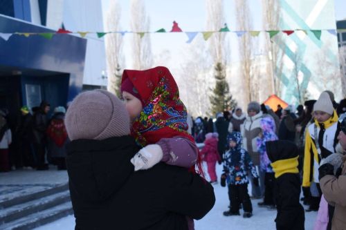 С блинами, хороводами и Чебурашкой: в Камских Полянах весело встретили Масленицу