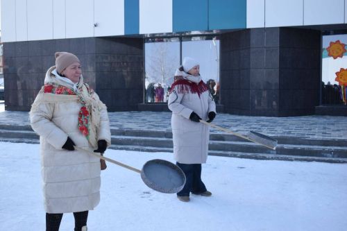 С блинами, хороводами и Чебурашкой: в Камских Полянах весело встретили Масленицу