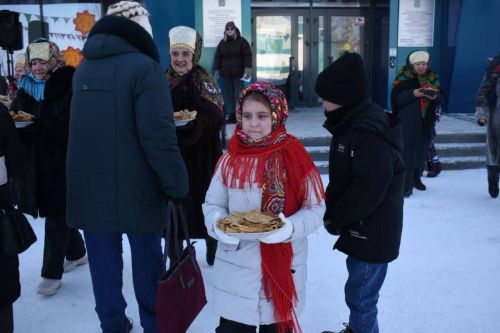 С блинами, хороводами и Чебурашкой: в Камских Полянах весело встретили Масленицу
