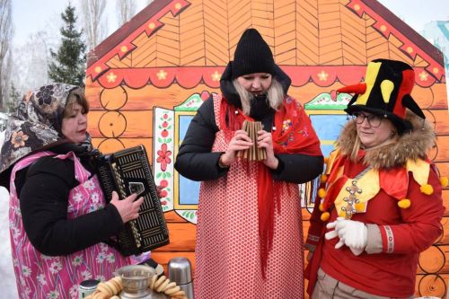 С блинами, хороводами и Чебурашкой: в Камских Полянах весело встретили Масленицу