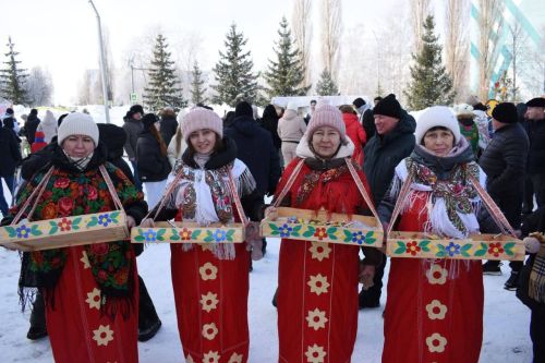 С блинами, хороводами и Чебурашкой: в Камских Полянах весело встретили Масленицу