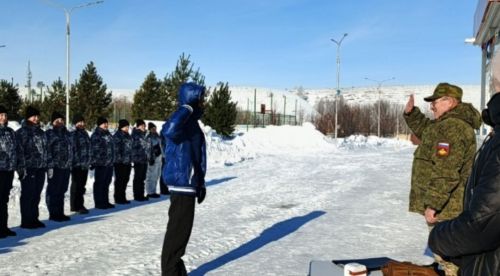 В День защитника Отечества в Камских Полянах сыграли в «Зарницу» и согрелись солдатской кашей