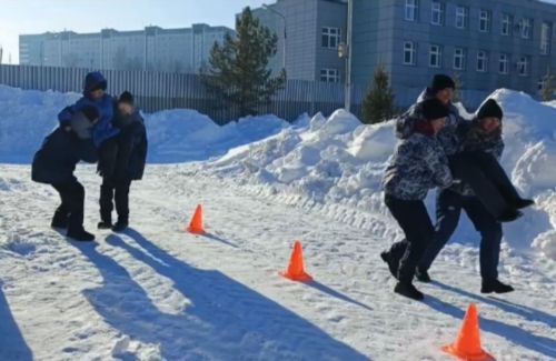 В День защитника Отечества в Камских Полянах сыграли в «Зарницу» и согрелись солдатской кашей