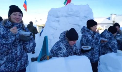 В День защитника Отечества в Камских Полянах сыграли в «Зарницу» и согрелись солдатской кашей