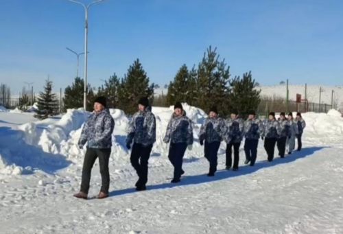 В День защитника Отечества в Камских Полянах сыграли в «Зарницу» и согрелись солдатской кашей