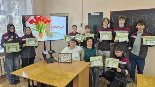 Студенты Камско-Полянского филиала колледжа создали подарки для мам своими руками