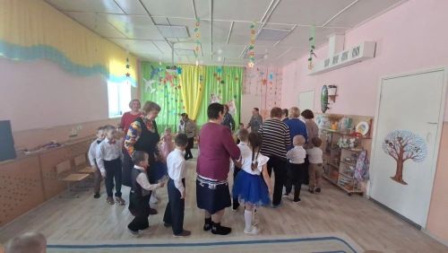 Песни для защитниц тыла: в селе Кармалы чествовали женщин из волонтерской группы «Благовест»