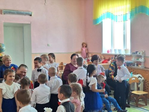 Песни для защитниц тыла: в селе Кармалы чествовали женщин из волонтерской группы «Благовест»
