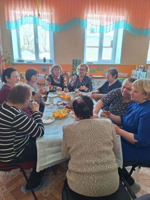 Песни для защитниц тыла: в селе Кармалы чествовали женщин из волонтерской группы «Благовест»