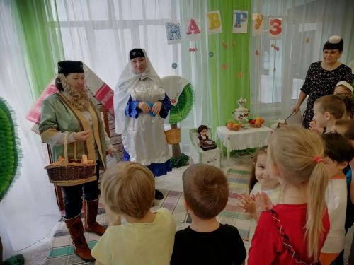 В детском саду Камских Полян отметили весенние праздники «Нәүрүз» и «Карга боткасы»