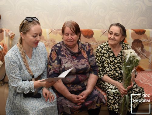 В Камских Полянах поздравили заслуженную учительницу