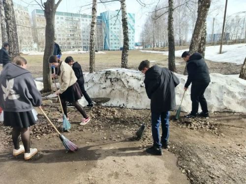 В Камских Полянах продолжается весенний двухмесячник чистоты