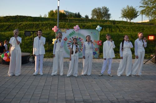«Страна улыбок и чудес»: в сквере «Соенеч» Камских Полян шумно и весело отметили День семьи