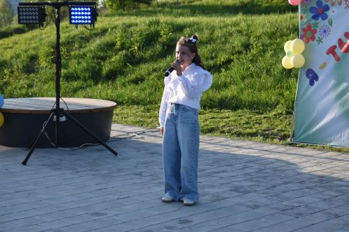 «Страна улыбок и чудес»: в сквере «Соенеч» Камских Полян шумно и весело отметили День семьи