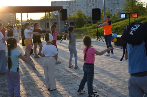 «Страна улыбок и чудес»: в сквере «Соенеч» Камских Полян шумно и весело отметили День семьи