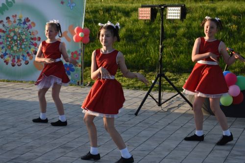 «Страна улыбок и чудес»: в сквере «Соенеч» Камских Полян шумно и весело отметили День семьи