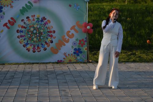 «Страна улыбок и чудес»: в сквере «Соенеч» Камских Полян шумно и весело отметили День семьи