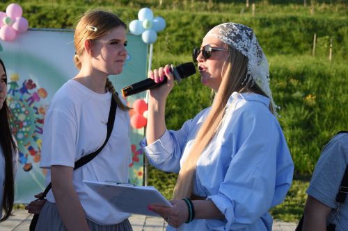 «Страна улыбок и чудес»: в сквере «Соенеч» Камских Полян шумно и весело отметили День семьи