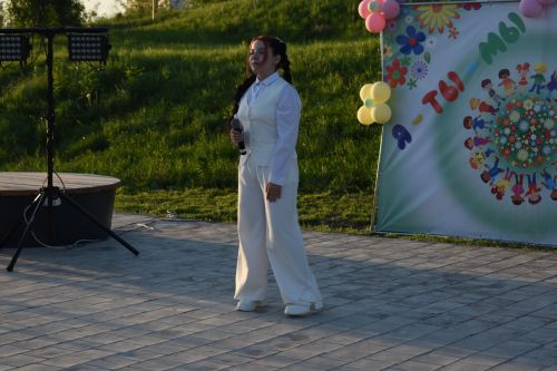 «Страна улыбок и чудес»: в сквере «Соенеч» Камских Полян шумно и весело отметили День семьи