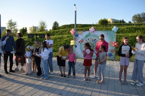«Страна улыбок и чудес»: в сквере «Соенеч» Камских Полян шумно и весело отметили День семьи