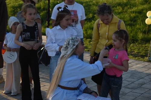 «Страна улыбок и чудес»: в сквере «Соенеч» Камских Полян шумно и весело отметили День семьи