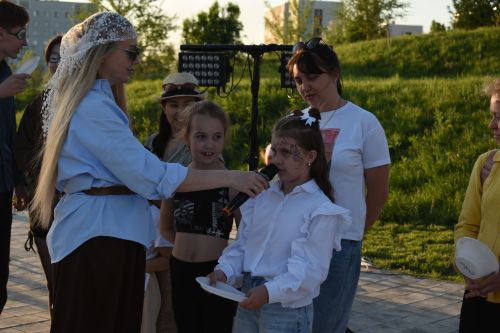 «Страна улыбок и чудес»: в сквере «Соенеч» Камских Полян шумно и весело отметили День семьи