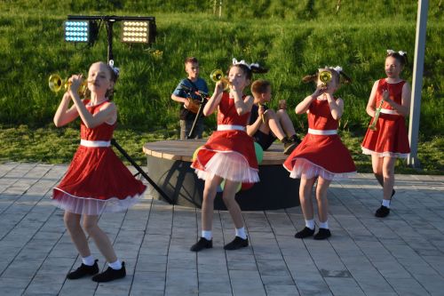 «Страна улыбок и чудес»: в сквере «Соенеч» Камских Полян шумно и весело отметили День семьи