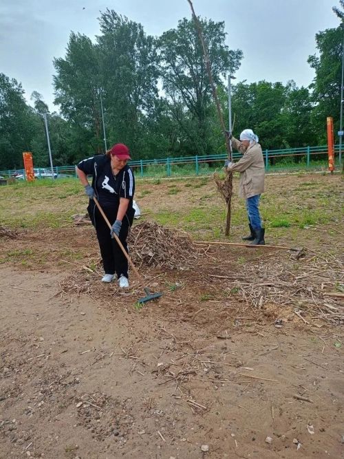 В Камских Полянах трудовые коллективы привели в порядок пляж «Мандарин»
