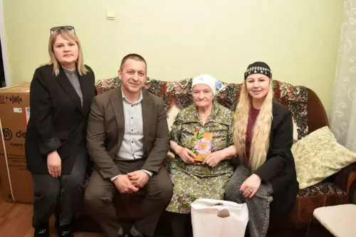 В Камских Полянах депутат вручил плиту бабушке погибшего война