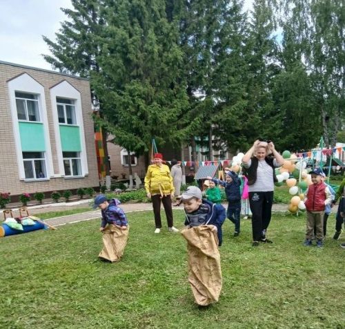 Веселье на свежем воздухе: дошколята Камских Полян отметили яркий праздник Сабантуй