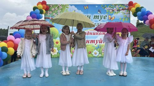 Смех, песни и пляски: в Камских Полянах прошел веселый детский Сабантуй