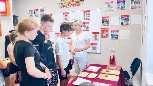 Для участников лагеря «Зарница» провели экскурсию в Комнате боевой славы