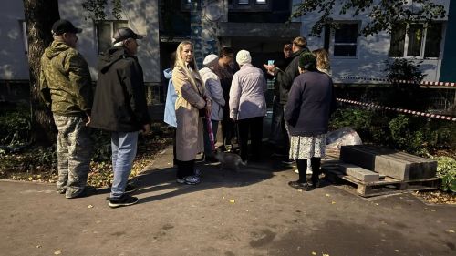 Общее собрание жителей состоялось во дворе дома 1/15 в Камских Полянах