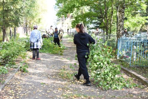 Жители Камских Полян привели кладбище в порядок