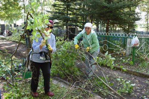 Жители Камских Полян привели кладбище в порядок