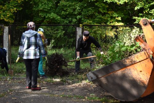 Жители Камских Полян привели кладбище в порядок