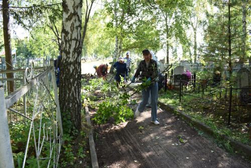 Жители Камских Полян привели кладбище в порядок