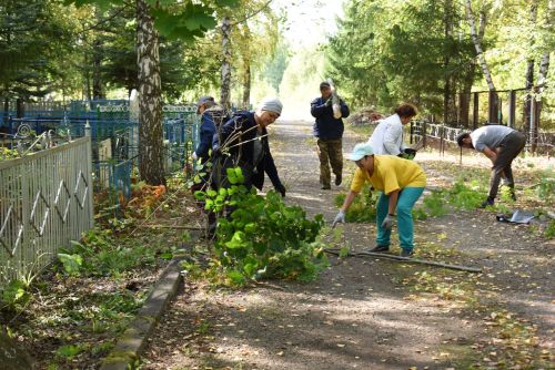 Жители Камских Полян привели кладбище в порядок