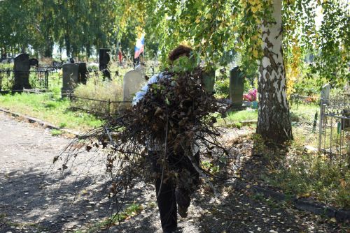 Жители Камских Полян привели кладбище в порядок