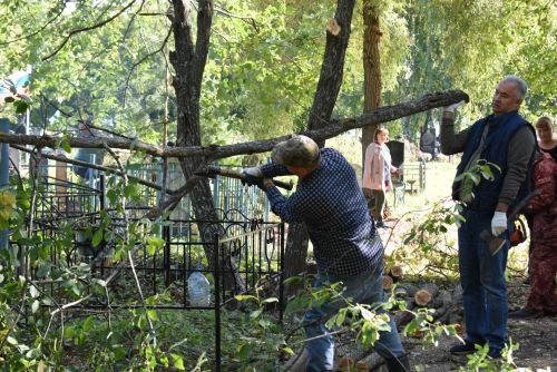 Жители Камских Полян привели кладбище в порядок
