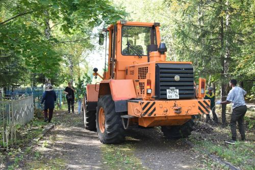 Жители Камских Полян привели кладбище в порядок