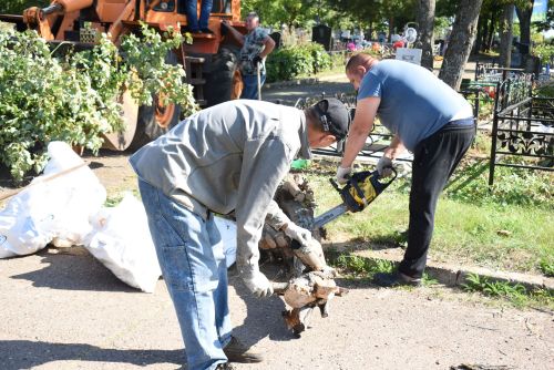 Жители Камских Полян привели кладбище в порядок