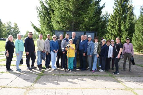 Жители Камских Полян привели кладбище в порядок