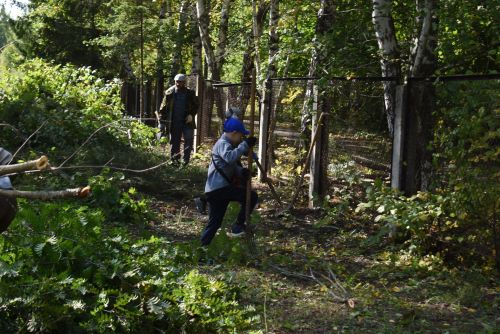 Жители Камских Полян привели кладбище в порядок
