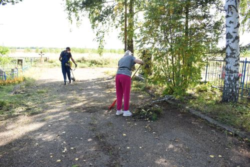 Жители Камских Полян привели кладбище в порядок