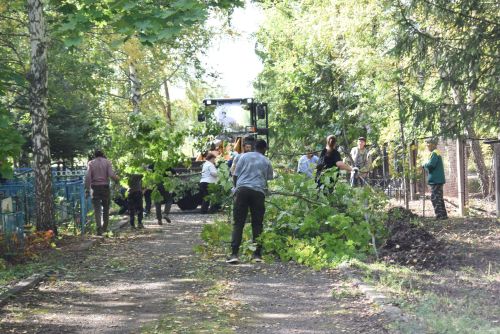 Жители Камских Полян привели в порядок городское кладбище