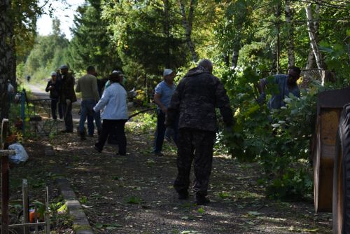 Жители Камских Полян привели кладбище в порядок