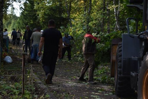 Жители Камских Полян привели кладбище в порядок