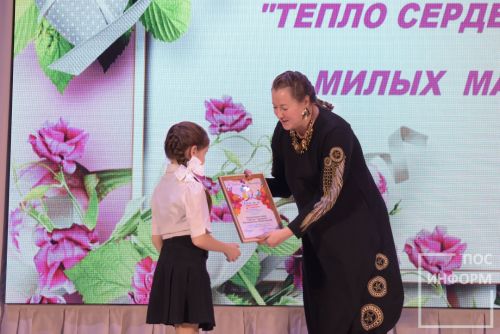 В Камских Полянах состоялся районный фестиваль-конкурс «Тепло сердец для милых мам», посвященный Дню матери