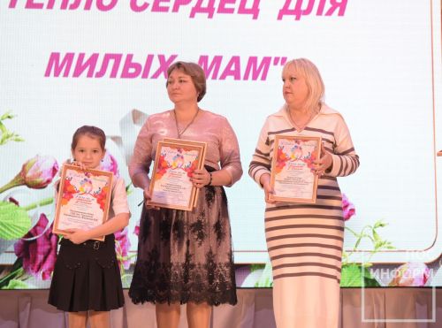 В Камских Полянах состоялся районный фестиваль-конкурс «Тепло сердец для милых мам», посвященный Дню матери